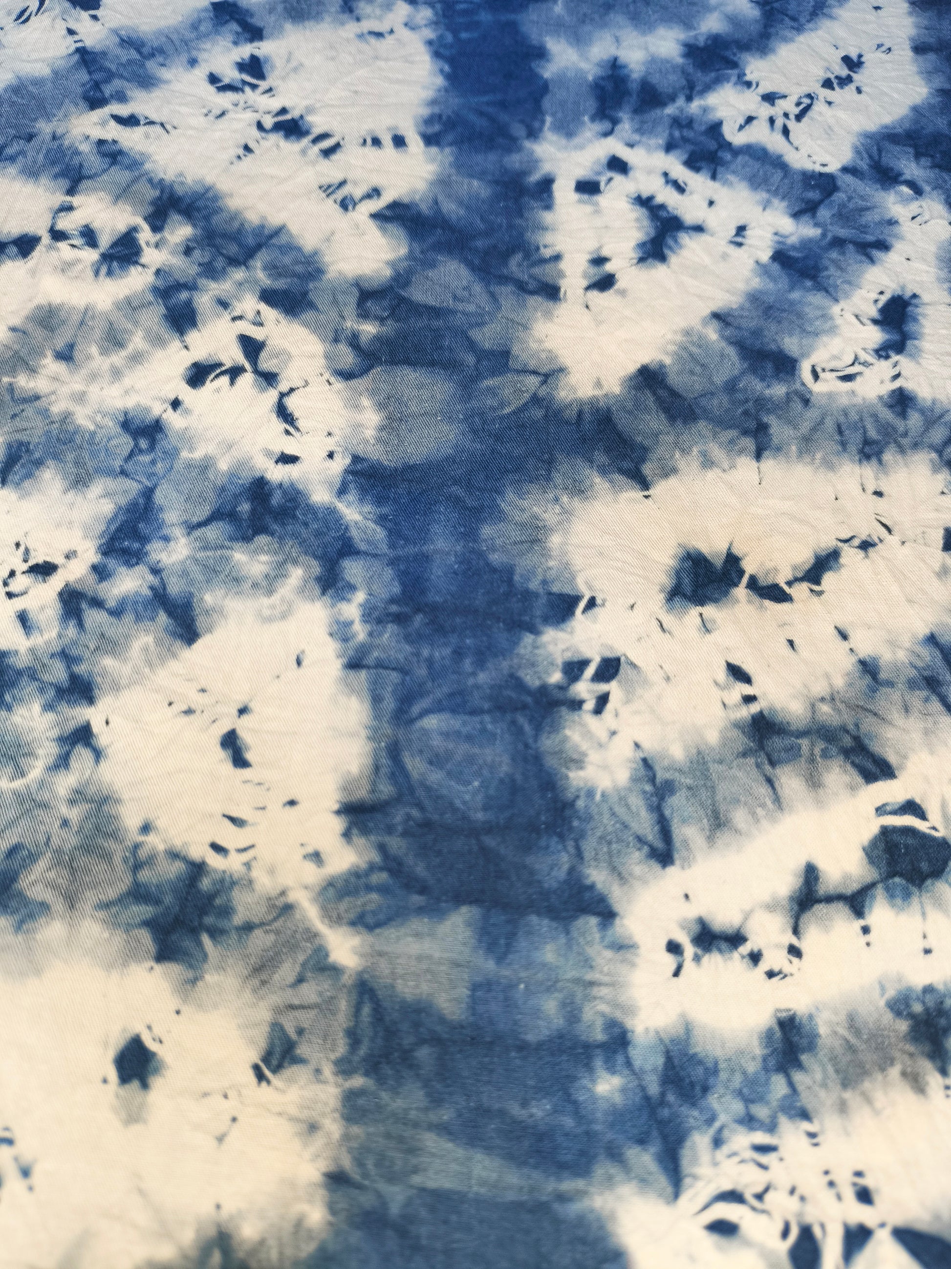 Tie-dye pattern with blue and white colors